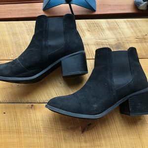 Black ankle Chelsea boot